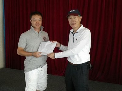 Alfred presenting the longest distance drive award to Eric Li.jpg