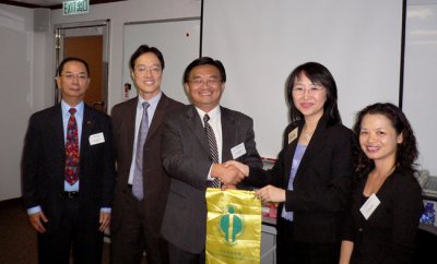 Chairman Fred Kwan presenting a survenir to Cecilia of Hong Yip.jpg