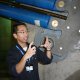 Mr Chung explaining the maintenance of the cable